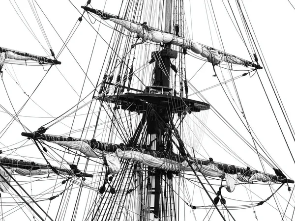 ヴィンテージセーリング船マストロープとタックル 背の高い船のリギングマストの詳細 青い空の背景 — ストック写真