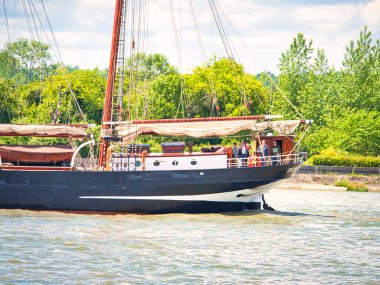 ROUEN, FRANCE June Circa, 2019. Fransa 'daki Donanma sergisinde yelkenli yelkenli Oosterschelde adlı gemi direğinin bir parçası. Çapraz işlem yapıldı. Dünyayı dolaşmak, yolcularla seyahat etmek.