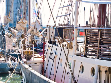 Eski uzun geminin donanımları ve donanımları. Yelkenli teknenin direğine halat ve ip merdiveni yerleştirmek, deniz konseptinizin soyut arka planıdır..