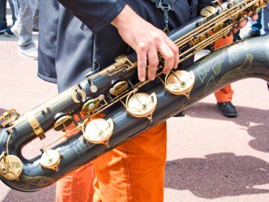 ROUEN, FRANCE - June Circa, 2019. Tanımlanamayan denizciler Donanma Festivali 'nin sokaklarında yürüyorlar, müzik çalıyorlar. Donanma, dünyanın en önemli yelkenlileri Schonners, firkateynlerle, donanmayla buluşuyor..