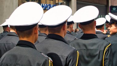 ROUEN, FRANCE - June Circa, 2019. Tanımlanamayan denizciler Donanma Festivali 'nin sokaklarında yürüyorlar, müzik çalıyorlar. Donanma, dünyanın en önemli yelkenlileri Schonners, firkateynlerle, donanmayla buluşuyor..