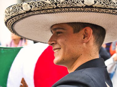ROUEN, FRANCE - June Circa, 2019. Tanımlanamayan denizciler Donanma Festivali 'nin sokaklarında yürüyorlar, müzik çalıyorlar. Donanma, dünyanın en önemli yelkenlileri Schonners, firkateynlerle, donanmayla buluşuyor..