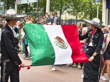 ROUEN, FRANCE - June Circa, 2019. Tanımlanamayan denizciler Donanma Festivali 'nin sokaklarında yürüyorlar, müzik çalıyorlar. Donanma, dünyanın en önemli yelkenlileri Schonners, firkateynlerle, donanmayla buluşuyor..