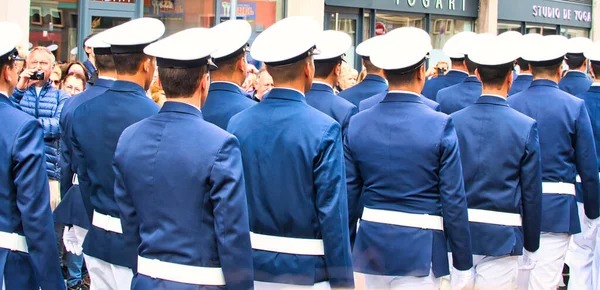 Rouen フランス June Circa 2019 未確認の船員は海軍の祭りで通りをパレードします ウォーキング 音楽を演奏 アルマダ スクーナー — ストック写真