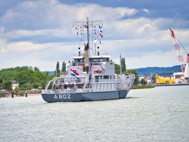 ROUEN, FRANCE - June Circa, 2019. Snellius HNLMS, A 802, Kraliyet Hollanda donanma hidrografik gözlem gemisi Armada sergisi için Seine nehrinde. Hidrografinin ilerlemesi, bilimsel araştırmalar