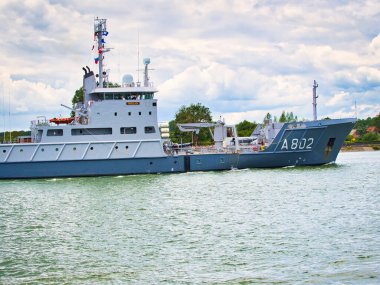 ROUEN, FRANCE - June Circa, 2019. Snellius HNLMS, A 802, Kraliyet Hollanda donanma hidrografik gözlem gemisi Armada sergisi için Seine nehrinde. Hidrografinin ilerlemesi, bilimsel araştırmalar