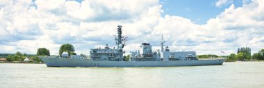 ROUEN, FRANCE - June Circa, 2019. Kraliyet Donanması 'nın 23. tip firkateyni HMS St Albans donanma sergisi için Seine nehrinde. Denizaltı karşıtı savaş konusunda uzman, Daesh 'e karşı savaşan uçak grubu.