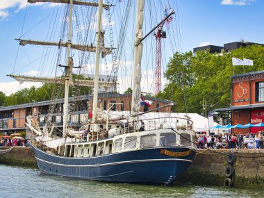 ROUEN, FRANCE - June Circa, 2019. Donanma sergisi için Seine Nehri 'nde bulunan üç direkli barquentine Thalassa yelkenlisi. Yolculuk için lüks bir yelkenli..