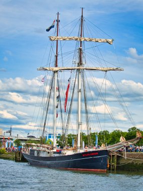 ROUEN, FRANCE - June Circa, 2019. Denizcilik festivali sırasında Seine nehrindeki Armada 'da Wylde Swan' ın görkemli yelkenli martısı. Dünyanın en büyük iki direkli yelkenli yelkenlisi..