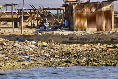 SENEGAL, AFRICA - Mart 2016, dolayısı ile. Sahil şeridi boyunca renkli tekne, ev ve kırsal yaşam manzarası. Ülkelerdeki fakir insanlar. Canlı renkler