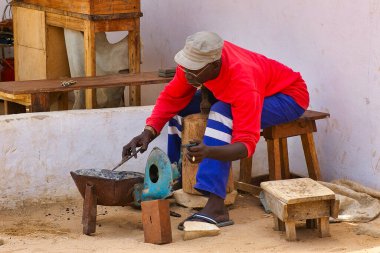 SENEGAL, AFRICA - Mart 2016, dolayısı ile. Köyde rengarenk evleri olan kırsal yaşam manzarası. Ülkelerdeki fakir insanlar. Canlı renkler