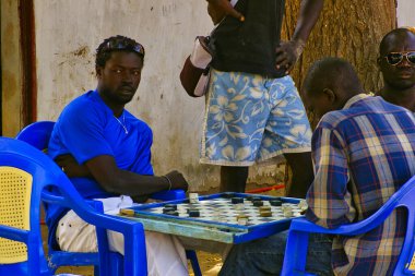 SENEGAL, AFRICA - Mart 2016, dolayısı ile. Köyde rengarenk evleri olan kırsal yaşam manzarası. Ülkelerdeki fakir insanlar. Canlı renkler