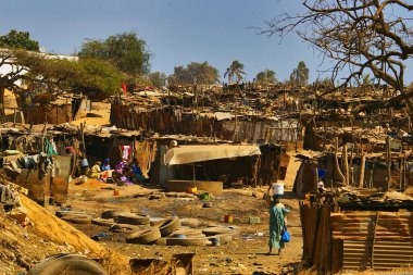 SENEGAL, AFRICA - Mart 2016, dolayısı ile. Köyde rengarenk evleri olan kırsal yaşam manzarası. Ülkelerdeki fakir insanlar. Canlı renkler