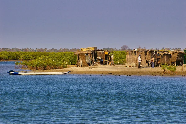 Senegal Africa March 2016 Circa 沿着海岸线的乡村生活场景 伴随着五彩斑斓的小船 各国的穷人 鲜艳的颜色 — 图库照片