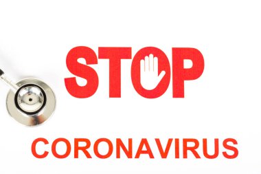 Roman Covid-19, Çin 'den Wuhan virüsü konsepti. Beyaz zemin üzerinde kırmızı harflerle kırmızı harflerle Coronavirus metni. Uzayı kopyala Steteskopla.