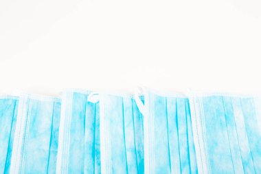 Bir demet mavi cerrah maskesi, covid 19 için kullanılır. Bulaşıcı virüse ve kirliliğe karşı. Beyaz arka plan. Boşluğu kopyala