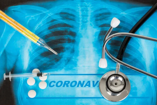 小说Covid 武汉病毒概念来自中国 带有听诊器 白喉疫苗和温度计的肺放射科蓝色图像背景中的结肠病毒 — 图库照片