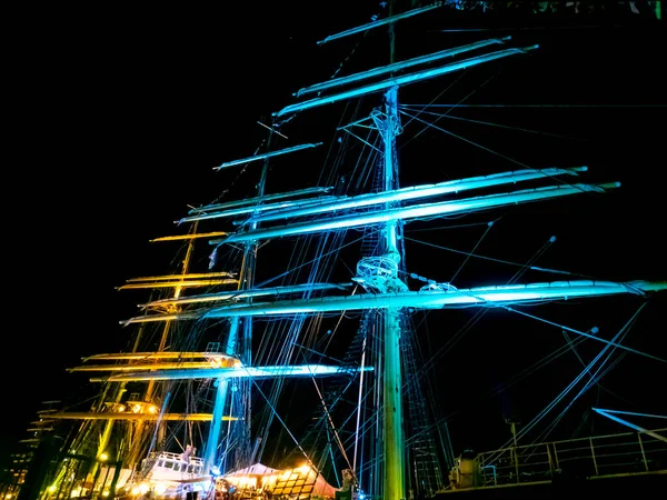 Luzes Coloridas Mastros Veleiros Circundantes Desfocados Pelo Movimento — Fotografia de Stock