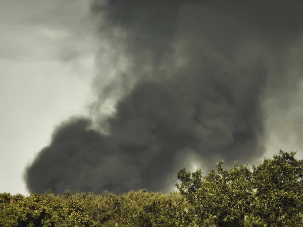 Lugar Reciclaje Plástico Llamas Causa Una Gran Pila Humo Oscuro — Foto de Stock