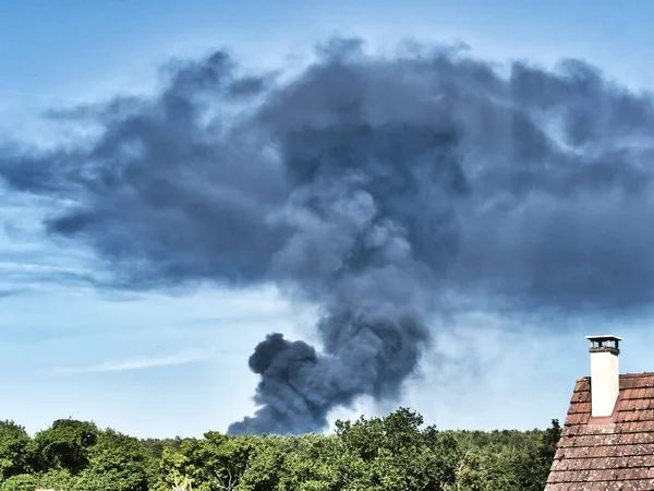 Lugar Reciclaje Plástico Llamas Causa Una Gran Pila Humo Oscuro — Foto de Stock