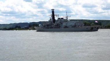 ROUEN, FRANCE - June Circa, 2019. Donanma Mayın Tarlası, Donanma Festivali için Seine Nehri 'nde. Operasyon aşamasında çok sıkı fıkı ve birbirine bağlı bir topluluk.