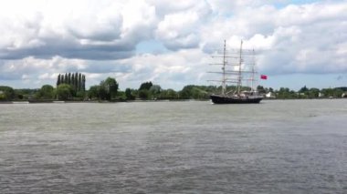 ROUEN, FRANCE June Circa, 2020. Donanma Uluslararası Sergisi için Seine Nehri 'nde yelkenli gemi direği. Öğrenciler için eğitim gemisi. Denizciler için. Eski güzel gemi..