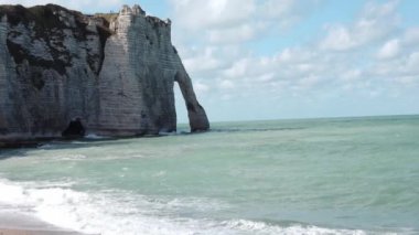 ETRETAT, FRANCE - AĞUSTOS Circa, 2020. Mavi suyu ve dalgaları olan gezginler için kıyı şeridi