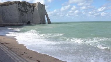 ETRETAT, FRANCE - AĞUSTOS Circa, 2020. Mavi suyu ve dalgaları olan gezginler için kıyı şeridi