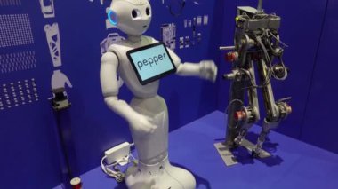 Ünlü biber robotu Cite des Sciences 'ta, teknoloji müzesinde hareket ediyor. Yapay zeka