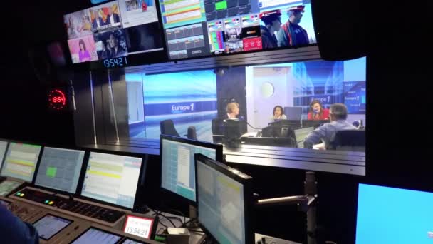 Parigi, FRANCIA - MARZO Circa, 2020. Studio di registrazione con monitor TV per registrare podcast show — Video Stock