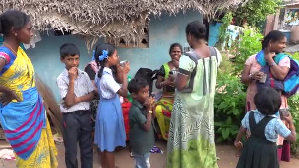 PUDUCHERRY, INDIA - NOVEMBRO Circa, 2019. Mãe e filhos na rua na aldeia pobre tomando uma bebida juntos. Pobreza no mundo — Vídeo de Stock