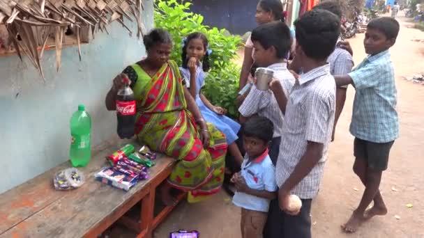 PUDUCHERRY, INDIA - LISTOPAD Circa, 2019. Matka i dzieci na ulicy w biednej wiosce piją razem drinka. Ubóstwo na świecie — Wideo stockowe