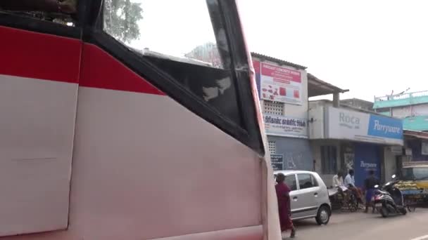 PUDUCHERRY, INDIA - NOVEMBRO Circa, 2019. Vista de rickshaw passageiro da aldeia ruas com pessoas andando de bicicleta de condução. — Vídeo de Stock