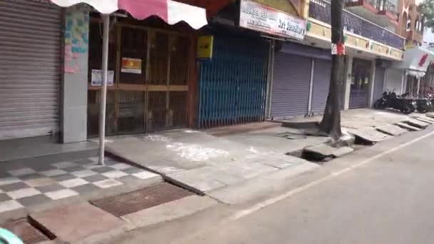 PUDUCHERRY, INDIA NOVEMBRE Circa, 2019. Vista dal risciò passeggero del villaggio strade con persone a piedi guida in bicicletta. — Video Stock