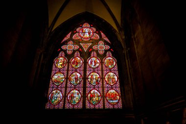 BAYEUX, FRANCE - Eylül 2020. Renkli cam, boyalı pencere katedrali Notre Dame, gotik kilise. Turizm için ünlü bir yer.