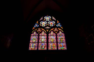 BAYEUX, FRANCE - Eylül 2020. Renkli cam, boyalı pencere katedrali Notre Dame, gotik kilise. Turizm için ünlü bir yer.