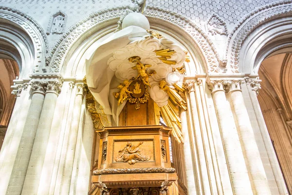 BAYEUX, FRANCE - Eylül 2020. Notre Dame Katedrali, 1862 'de inşa edilmiş gotik kilise. Kocaman kolonlar ve kemerler var. Güzel melodiler ve ışık, ruhani bir yer..