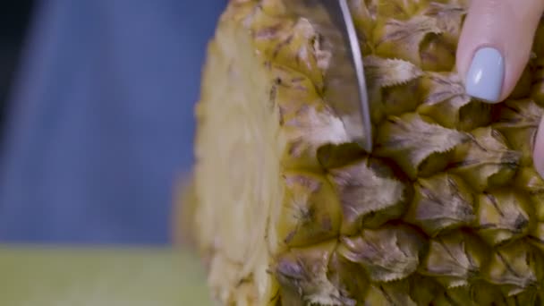 Frutas exóticas são cortadas em pedaços com uma faca — Vídeo de Stock