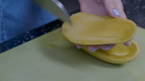 Frutas exóticas se cortan en pedazos con un cuchillo — Vídeo de stock