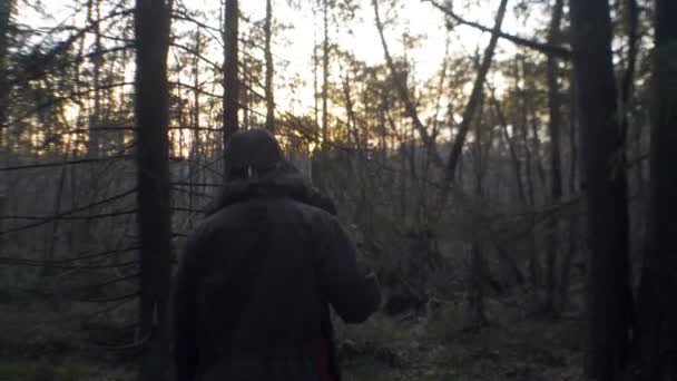 Hombre leñador fuera del bosque al atardecer — Vídeos de Stock