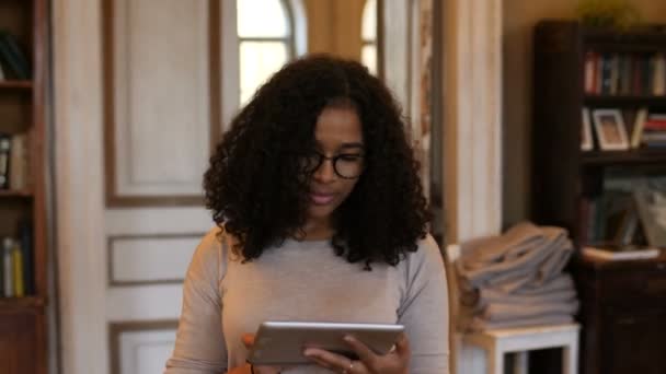 Cafe 4 k dijital Tablet kullanan genç Afro-Amerikan siyah kadın — Stok video