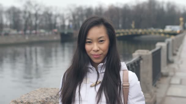 市では若いアジア女性幸せそうな顔の肖像画 — ストック動画
