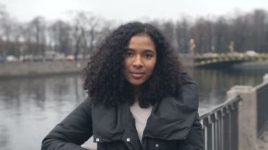 Şehirde gülümseme mutlu yüz portre Afrikalı-Amerikalı siyah kadın