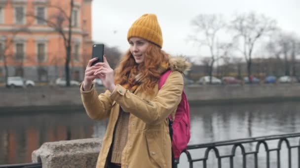 Unga röda hår kaukasisk kvinna tar Selfie i City — Stockvideo