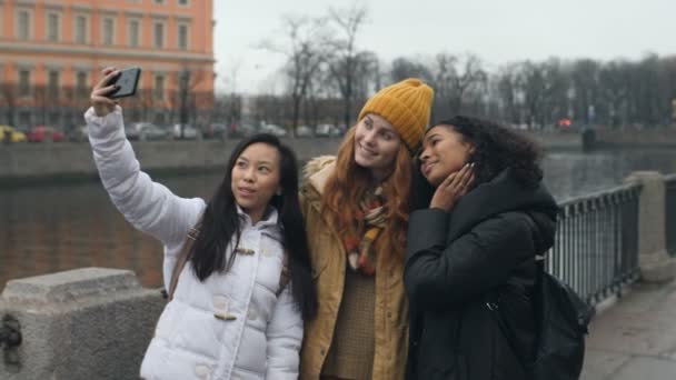 Multi etniczne dziewczyny dokonywanie śmieszne twarze i uśmiechając się do selfie w mieście 4k — Wideo stockowe