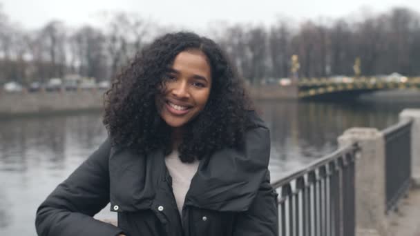 African-American girl walking around the city of St. Petersburg, a beautiful view of the waterfront — Stock Video