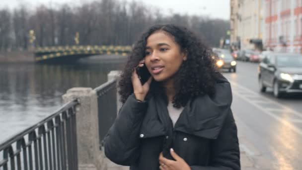 Menina afro-americana andando pela cidade de São Petersburgo, uma bela vista da orla — Vídeo de Stock