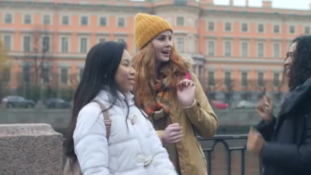 Multi étnico niñas tener divertido bailando en la ciudad — Vídeo de stock