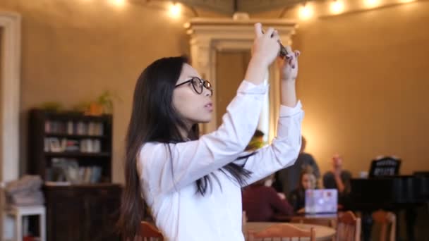 Joven mujer asiática hablando por teléfono en la Universidad — Vídeos de Stock