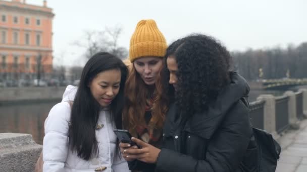Multi étnicas chicas divirtiéndose usando tecnología de teléfono inteligente en la ciudad — Vídeo de stock